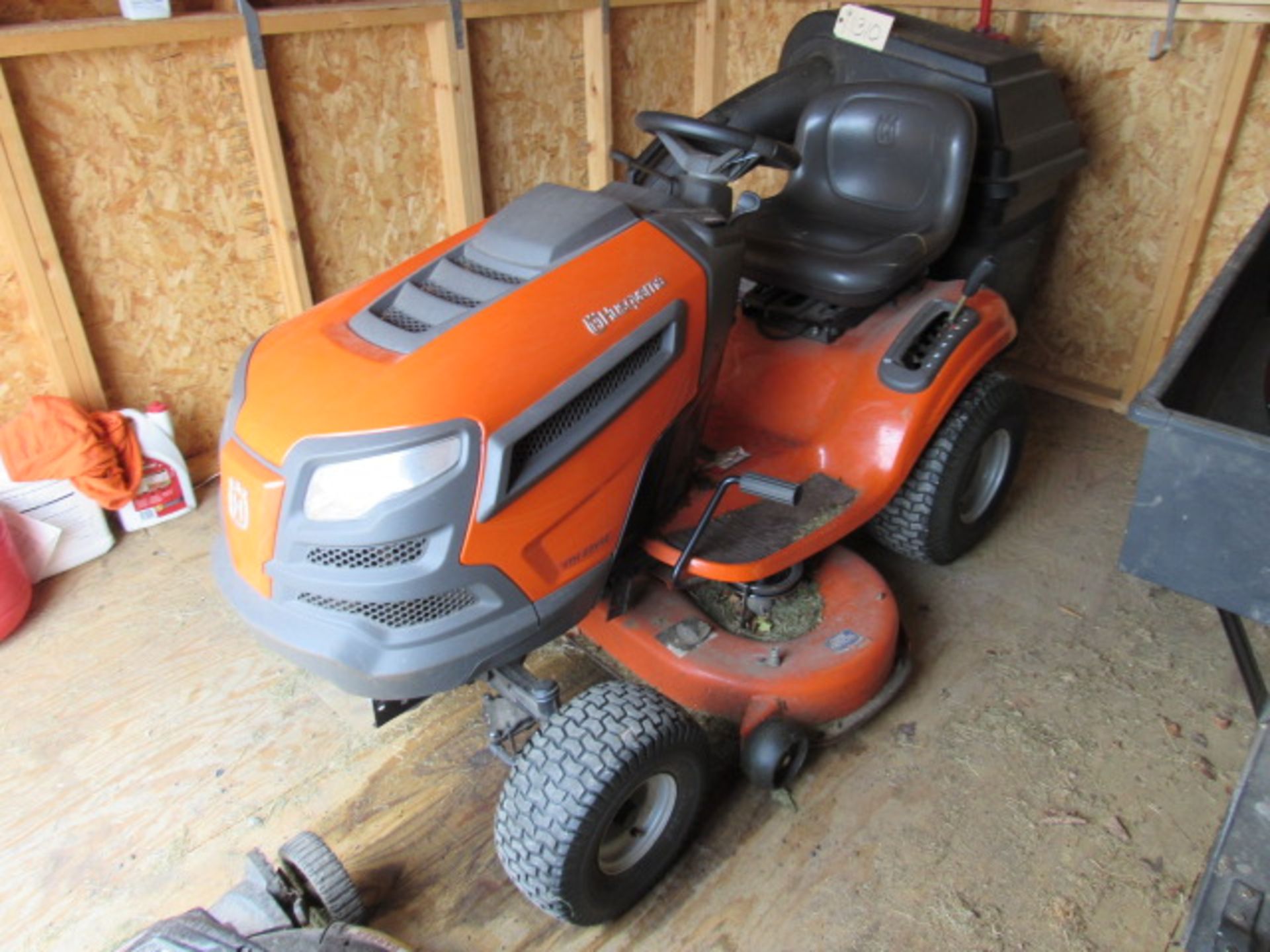 Husqvarna YTH22V42 with 42'' Cut with Hydrostatic Drive, Bagger, 22 HP, 162 Hours, sn:062016A006098 - Bild 3 aus 6