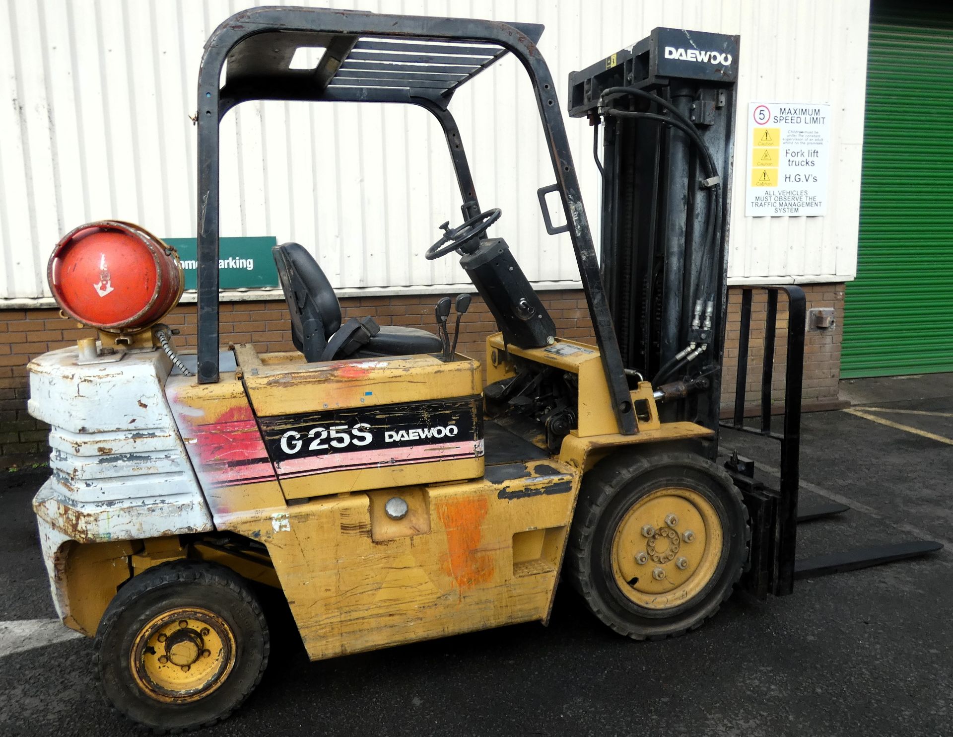 Daewoo G255-2 Gas Powered Fork Lift Truck