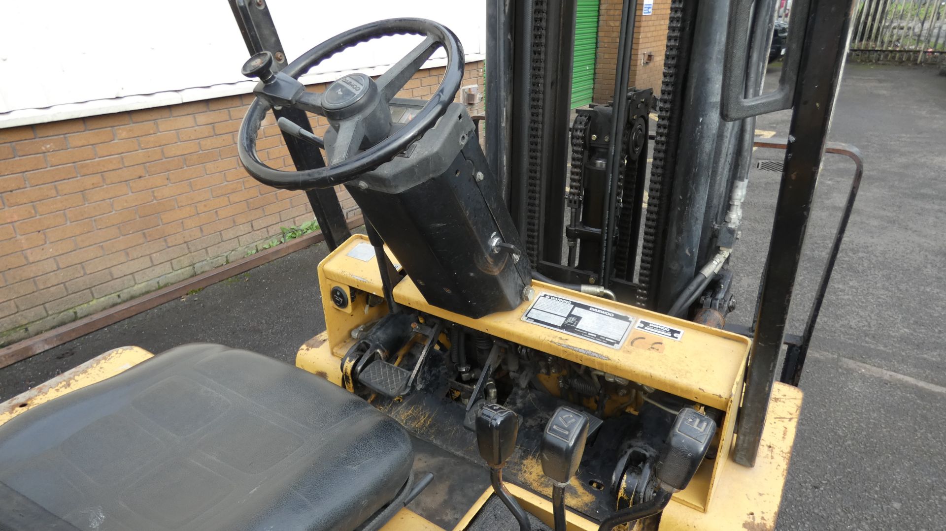 Daewoo G255-2 Gas Powered Fork Lift Truck - Image 8 of 16