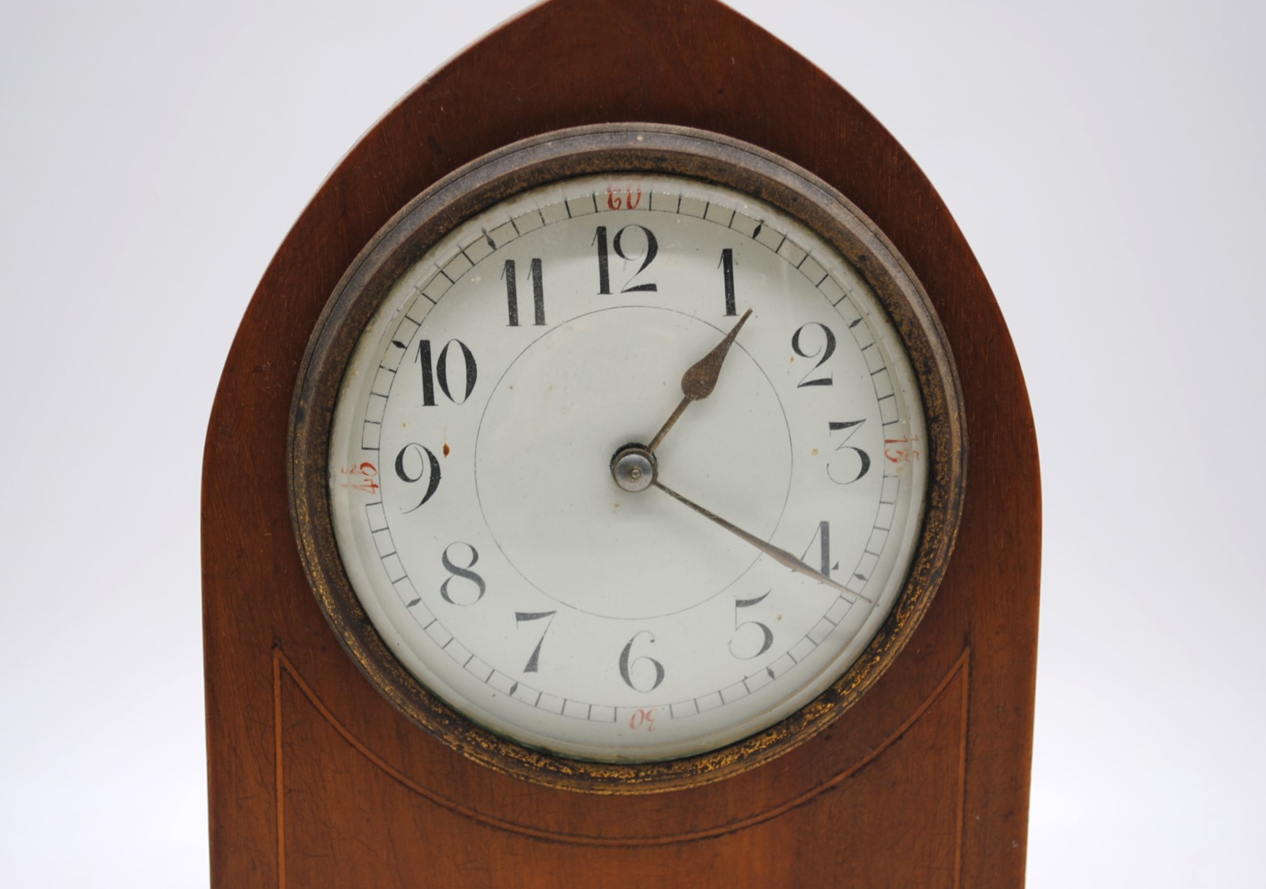 An Edwardian mantel clock, with inlaid central shell motif, raised on brass ball feet - Image 7 of 9