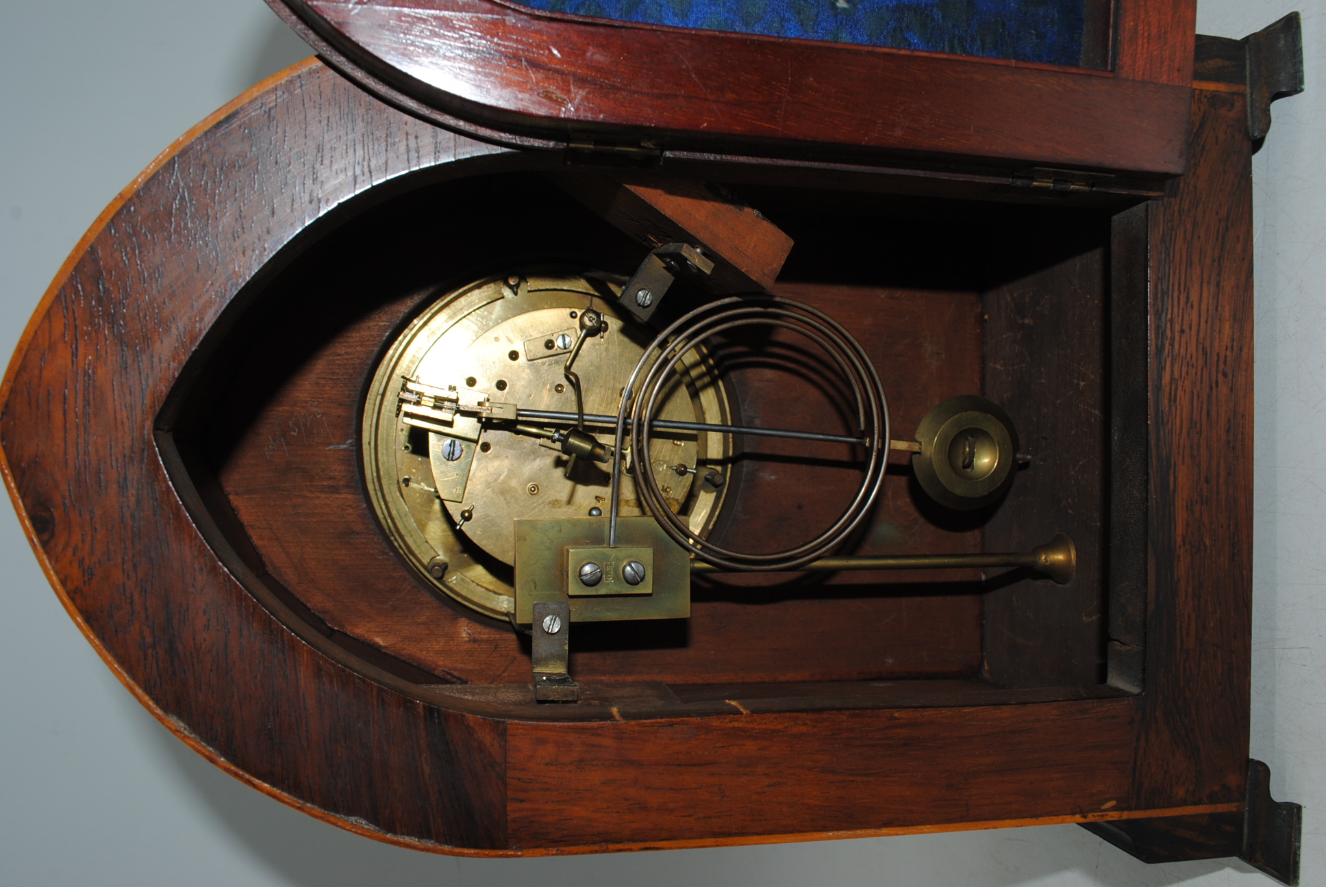 An Edwardian inlaid mantel clock, with keys - Image 9 of 11