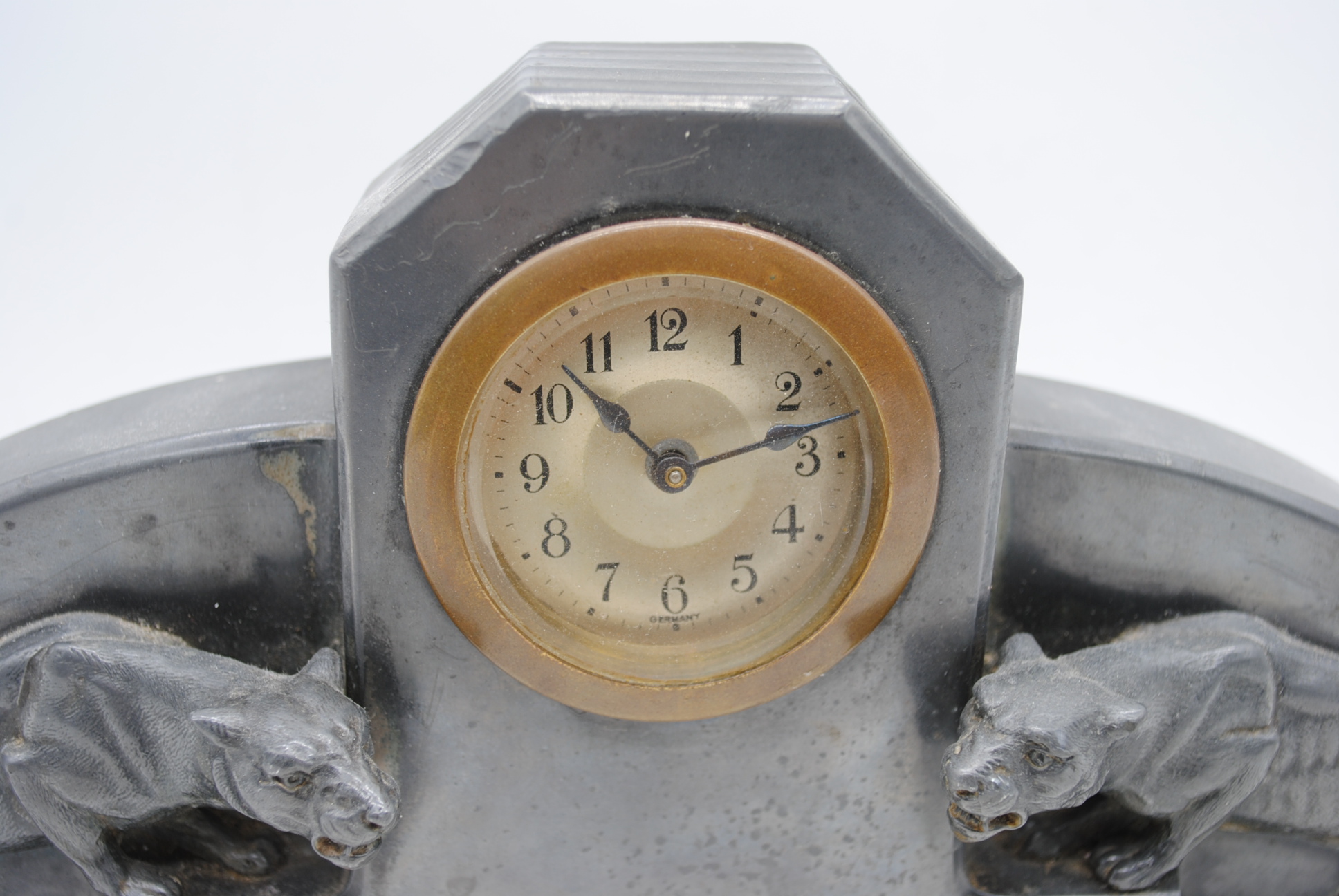 An Art Deco pewter mantel clock, the brass face surmounted by leopards - length 32cm, height 16cm - Image 4 of 7