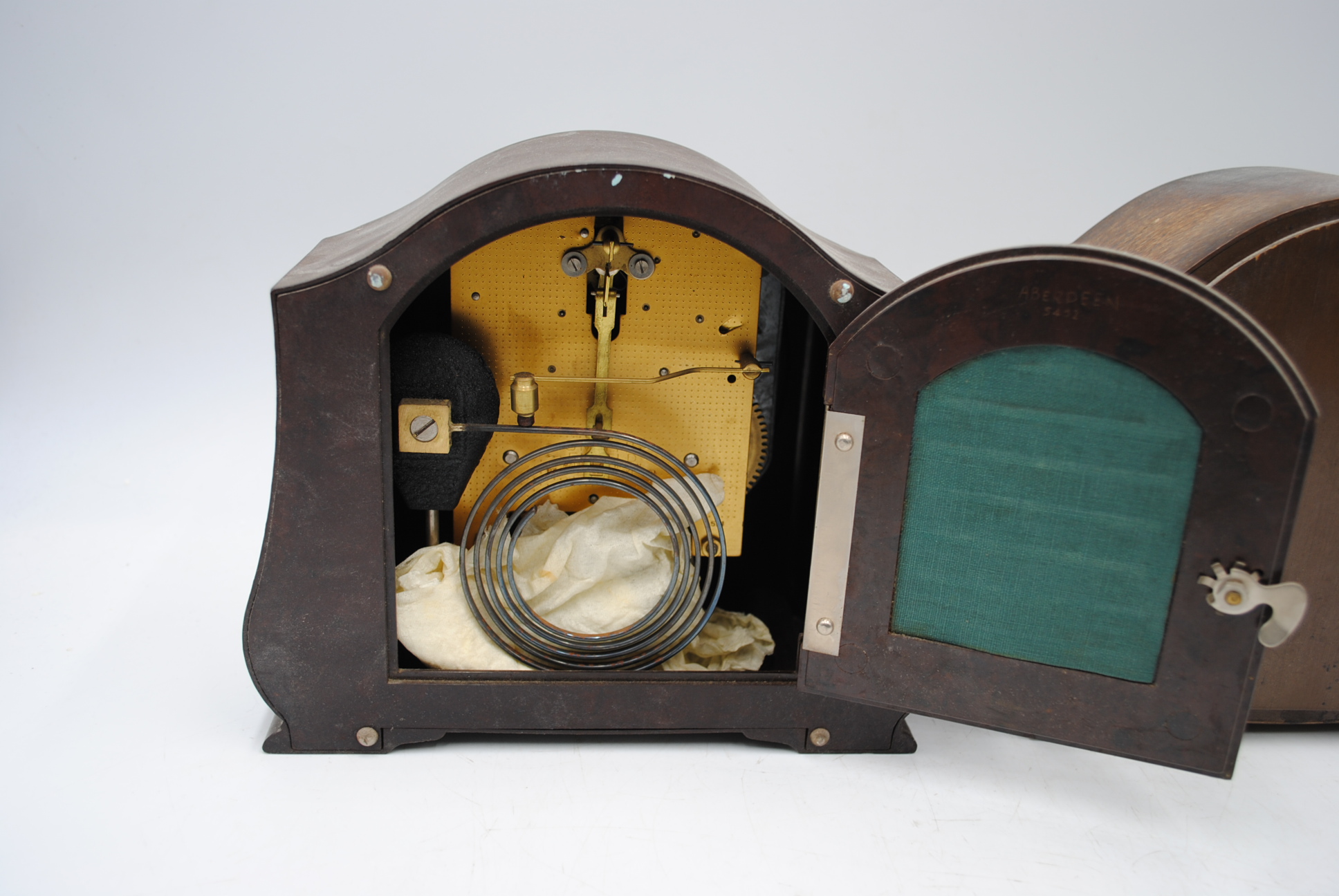 A vintage Smiths bakelite mantel clock along with a Smiths oak mantel clock - Image 6 of 9