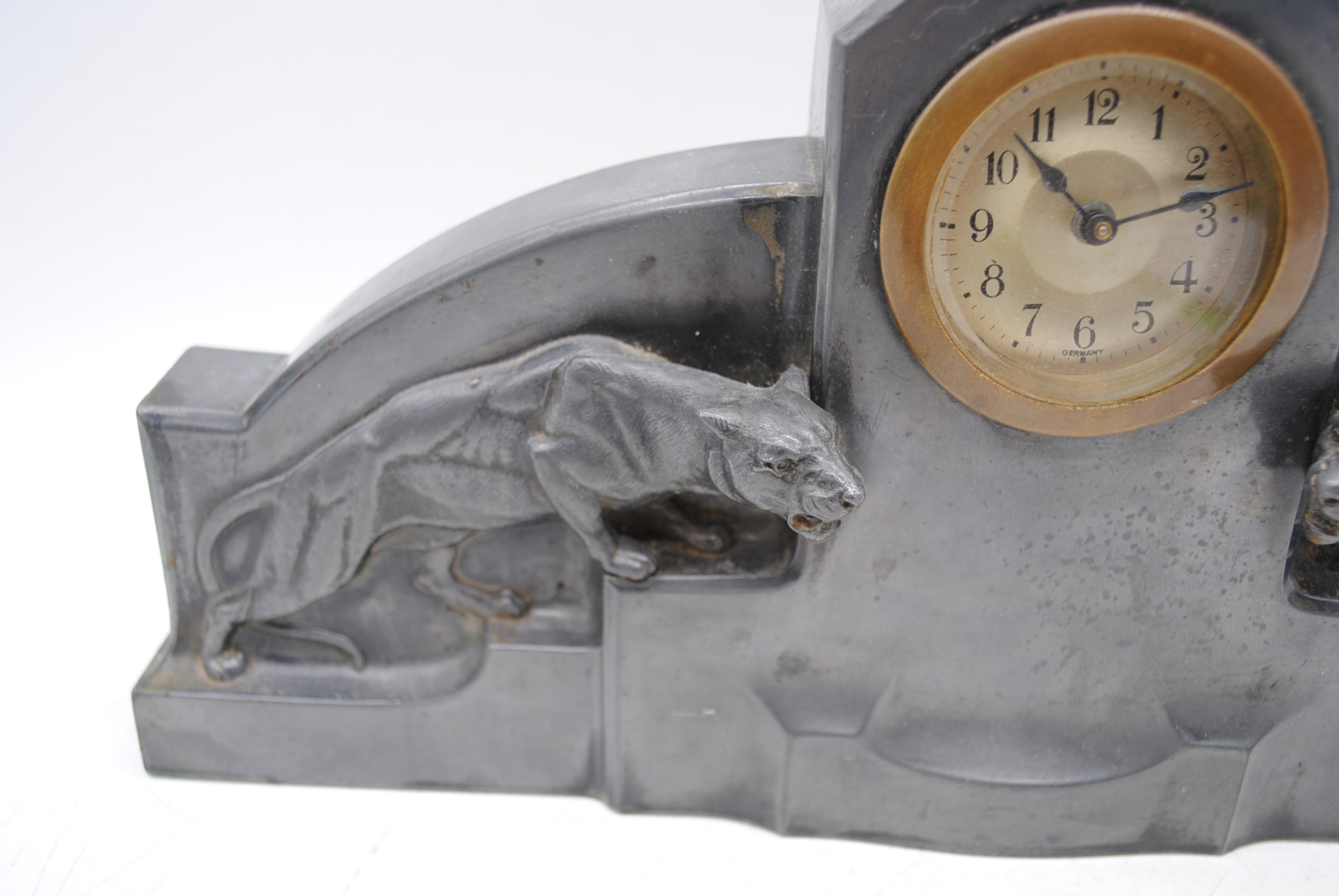 An Art Deco pewter mantel clock, the brass face surmounted by leopards - length 32cm, height 16cm - Image 3 of 7