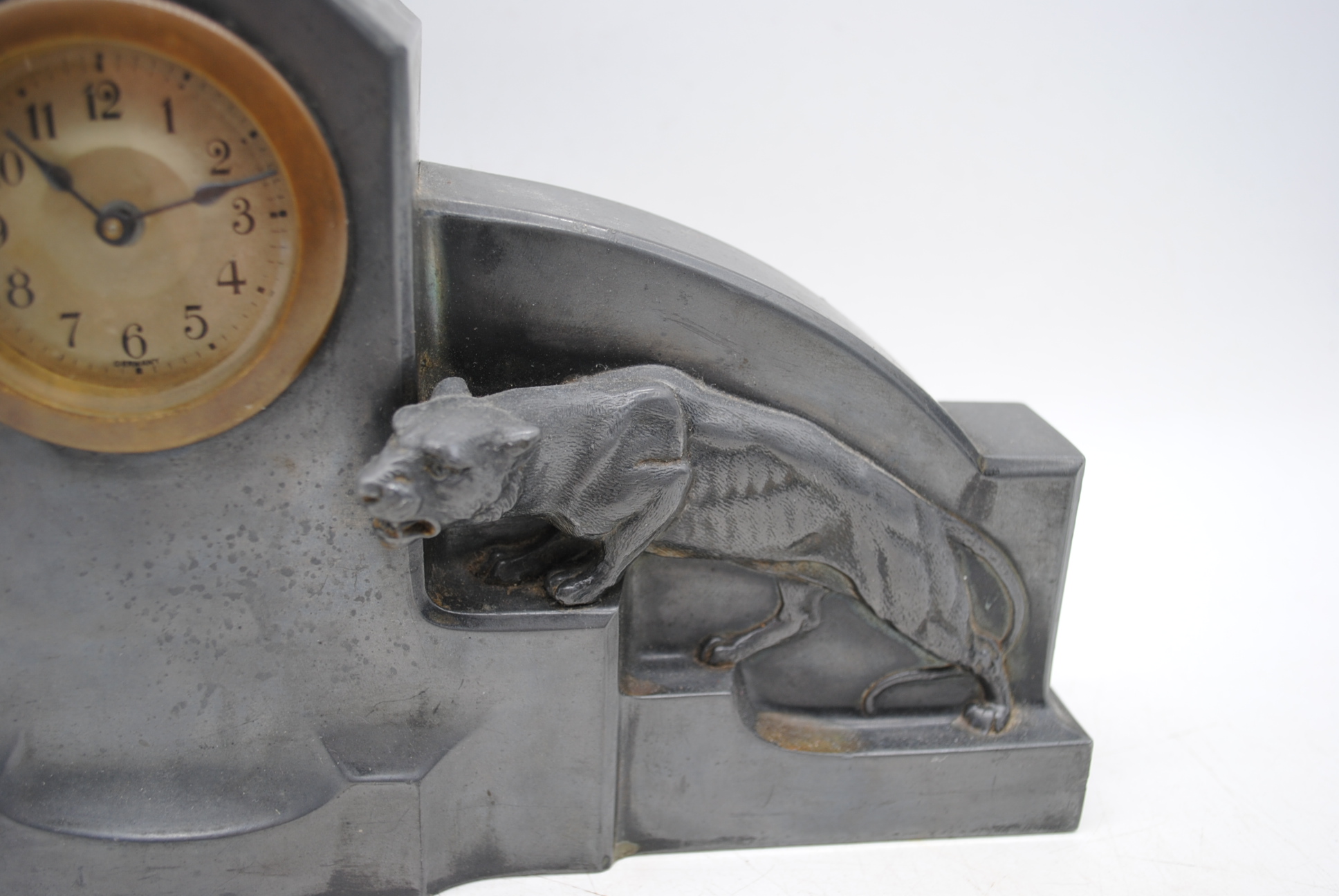 An Art Deco pewter mantel clock, the brass face surmounted by leopards - length 32cm, height 16cm - Image 2 of 7
