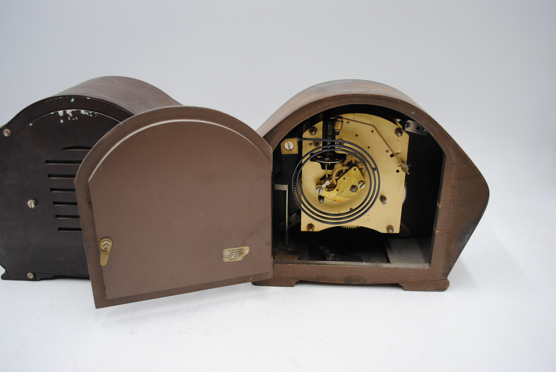 A vintage Smiths bakelite mantel clock along with a Smiths oak mantel clock - Image 7 of 9