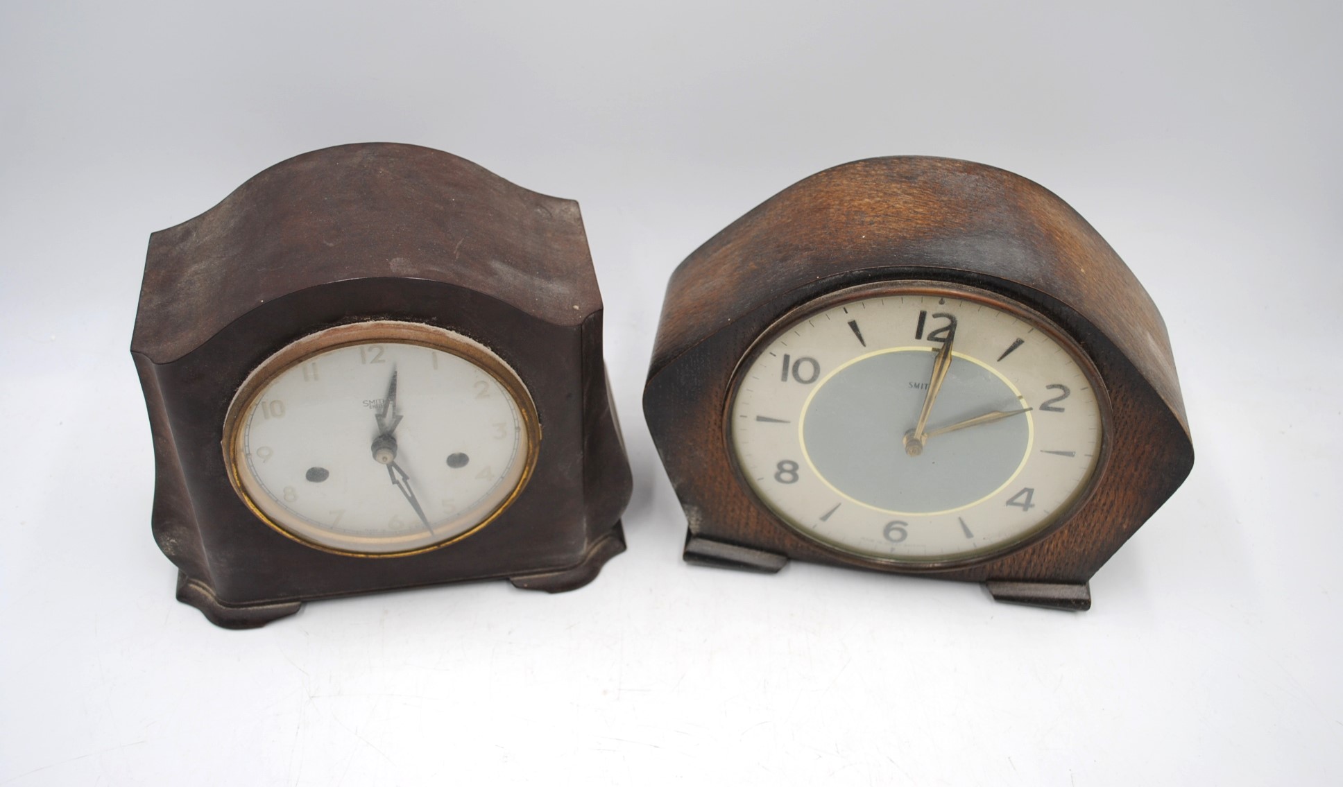 A vintage Smiths bakelite mantel clock along with a Smiths oak mantel clock - Image 2 of 9