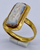 An antique 18ct gold ring set with an agate, size J