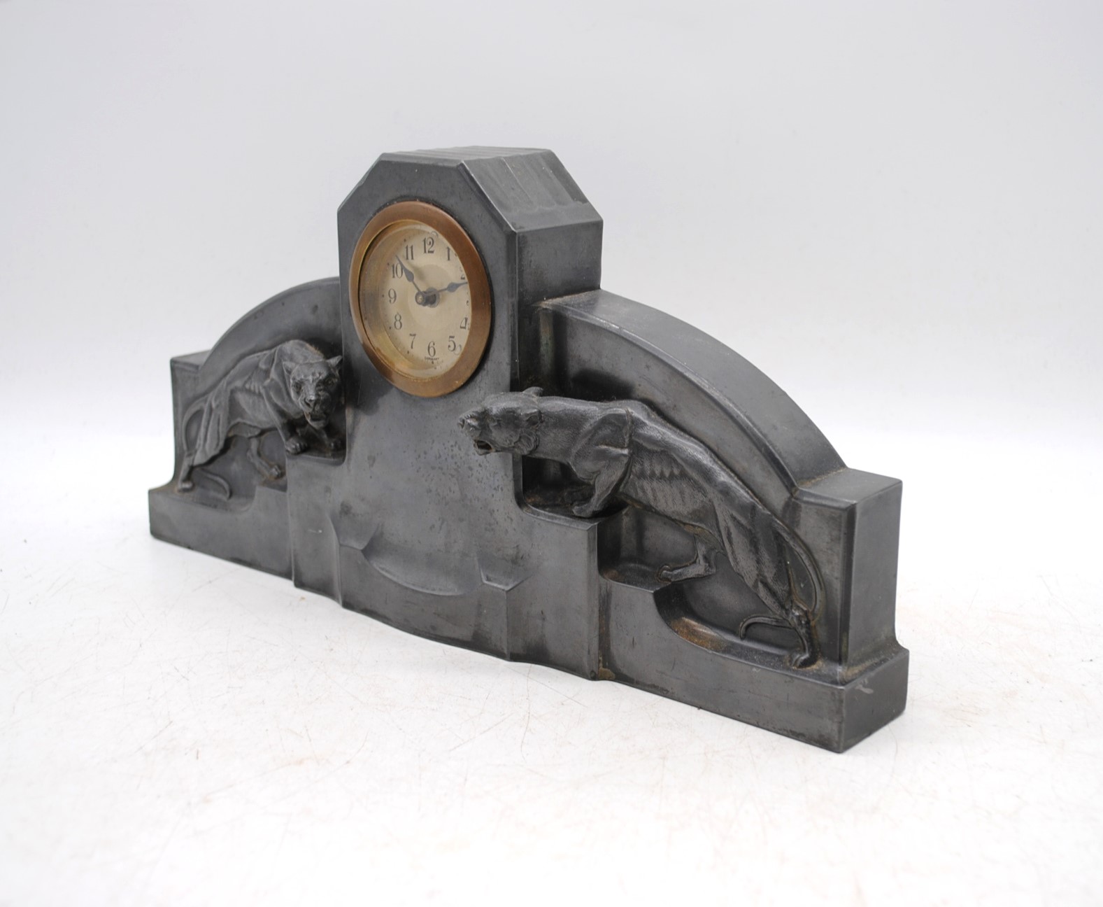 An Art Deco pewter mantel clock, the brass face surmounted by leopards - length 32cm, height 16cm - Image 5 of 7