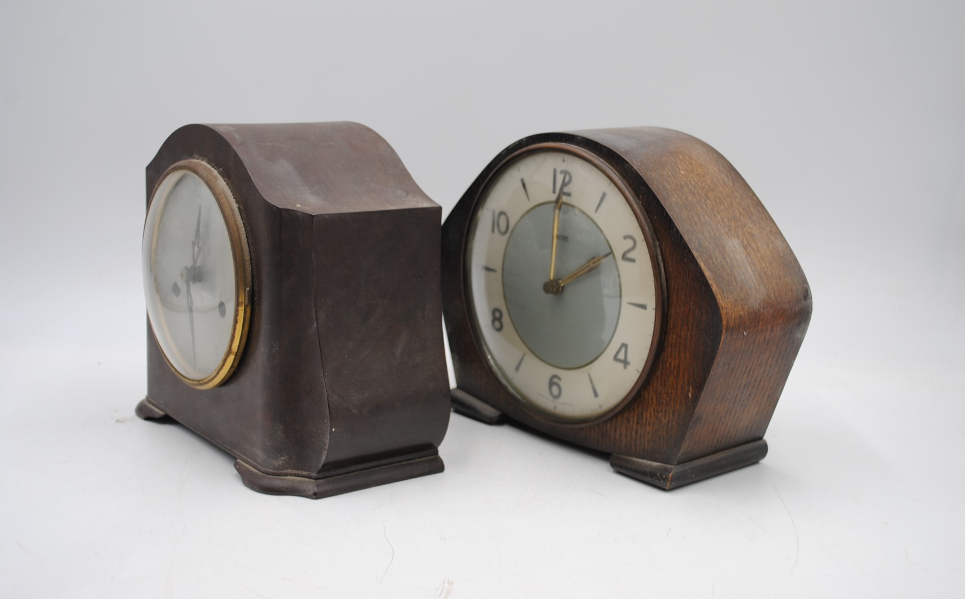 A vintage Smiths bakelite mantel clock along with a Smiths oak mantel clock - Image 4 of 9