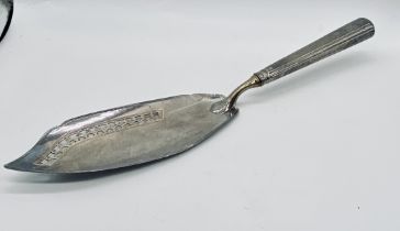 A Georgian hallmarked silver fish slice, weight 138.6g