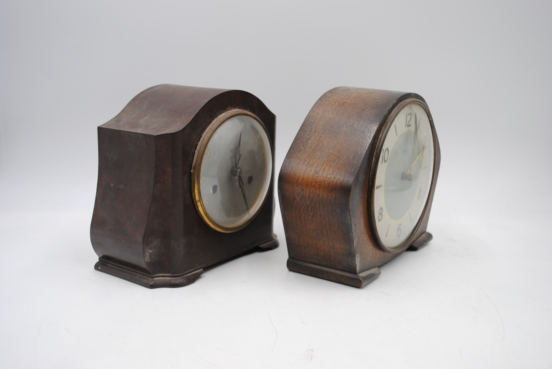 A vintage Smiths bakelite mantel clock along with a Smiths oak mantel clock - Image 3 of 9