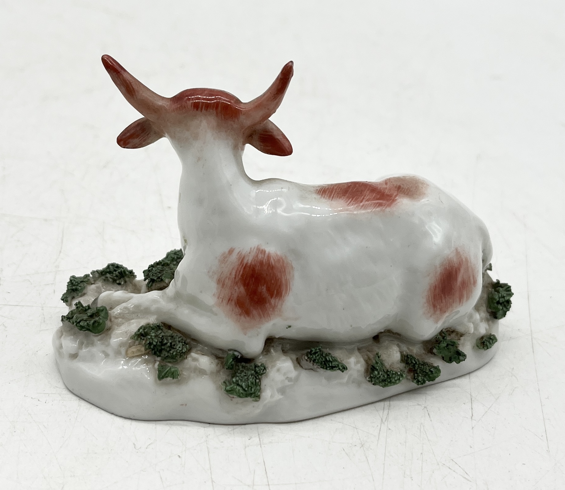 A small Staffordshire figure of a cow along with a pair of Staffordshire cats (1 A/F) - Image 5 of 5