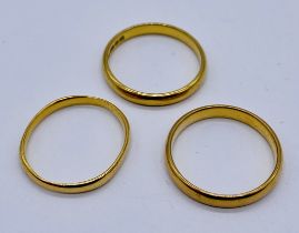 Three 22ct gold wedding bands, total weight 7.7g