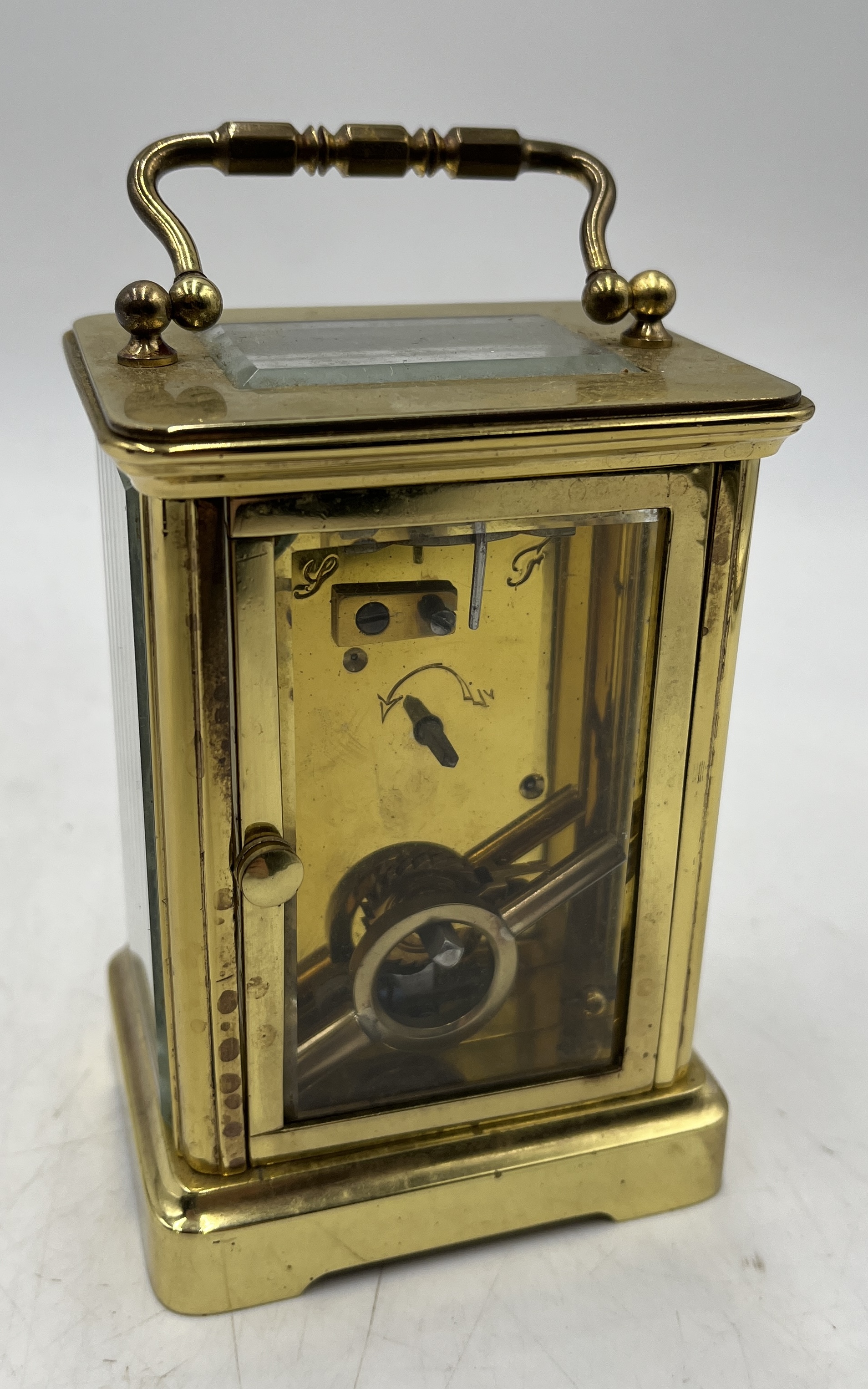 A brass carriage clock with porcelain dial and Arabic numerals - Image 4 of 4