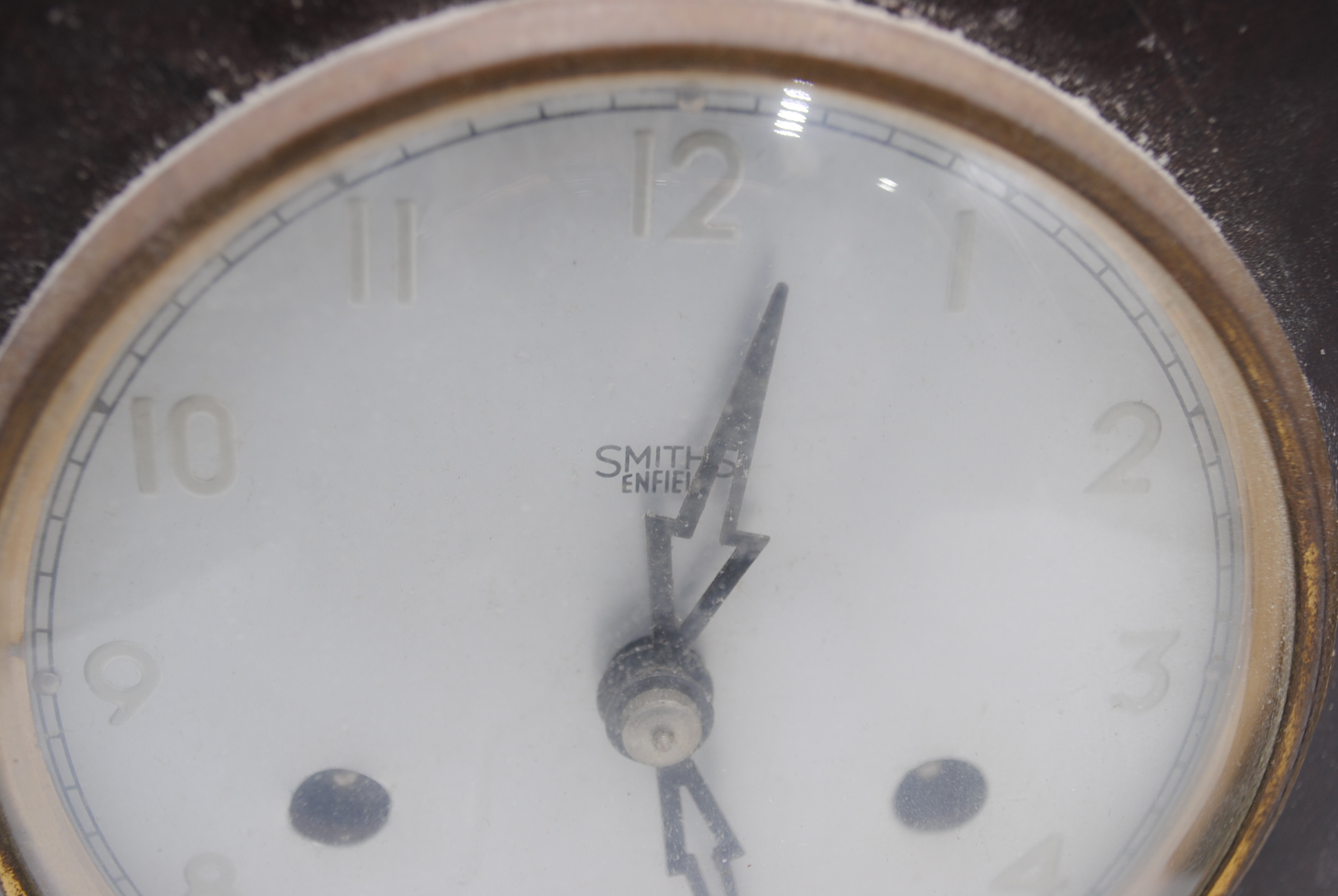 A vintage Smiths bakelite mantel clock along with a Smiths oak mantel clock - Image 8 of 9