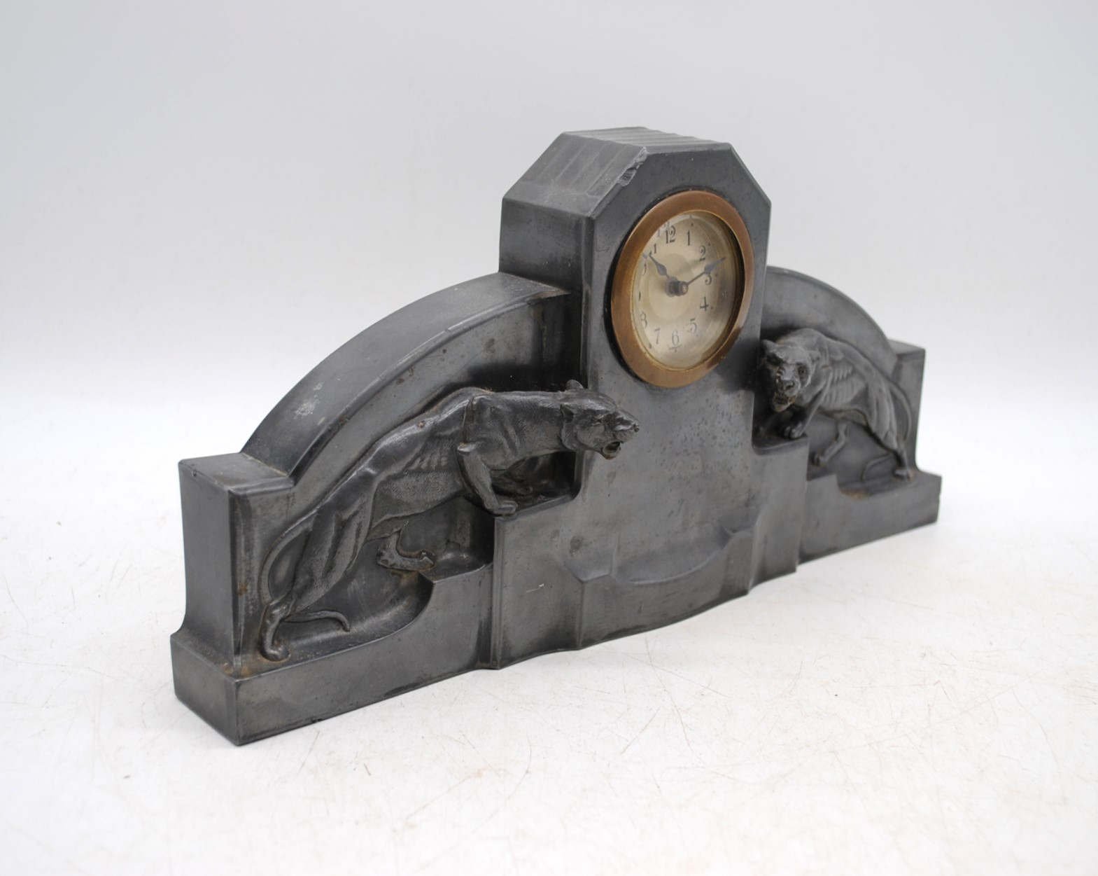 An Art Deco pewter mantel clock, the brass face surmounted by leopards - length 32cm, height 16cm - Image 6 of 7
