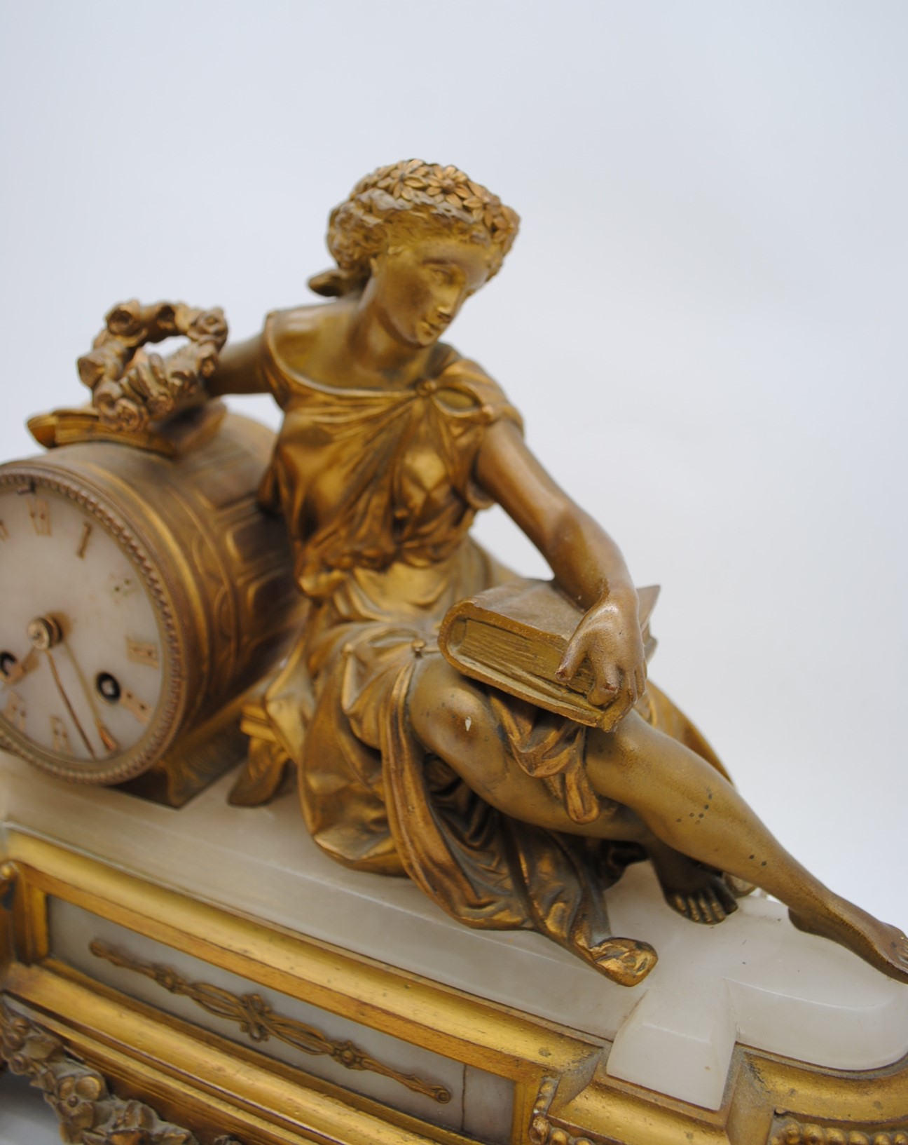 A French Classical style gilded and marble mantel clock, with key - Image 4 of 9