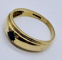 A gentleman's 9ct gold ring set with a sapphire, size T, weight 4g