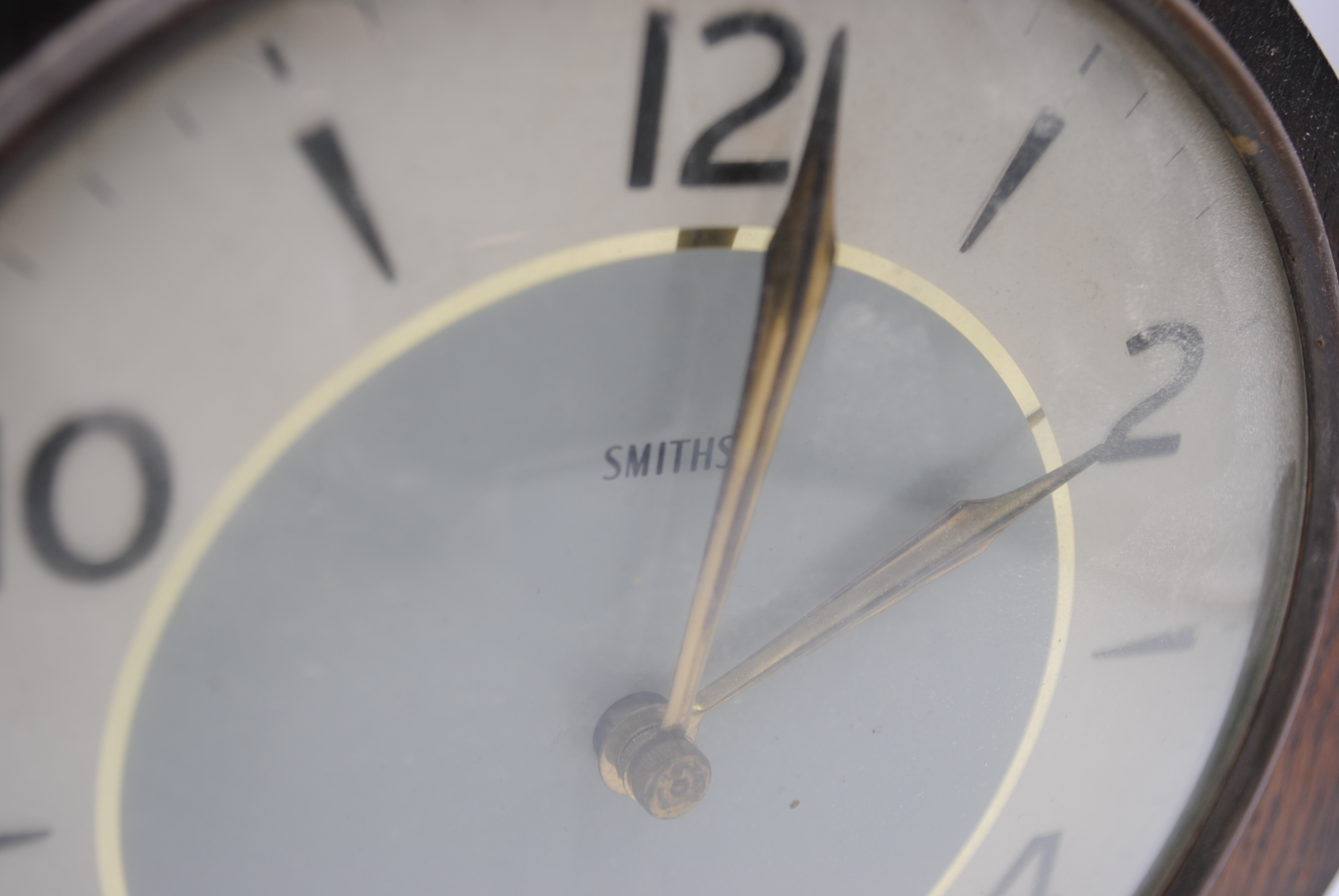 A vintage Smiths bakelite mantel clock along with a Smiths oak mantel clock - Image 9 of 9