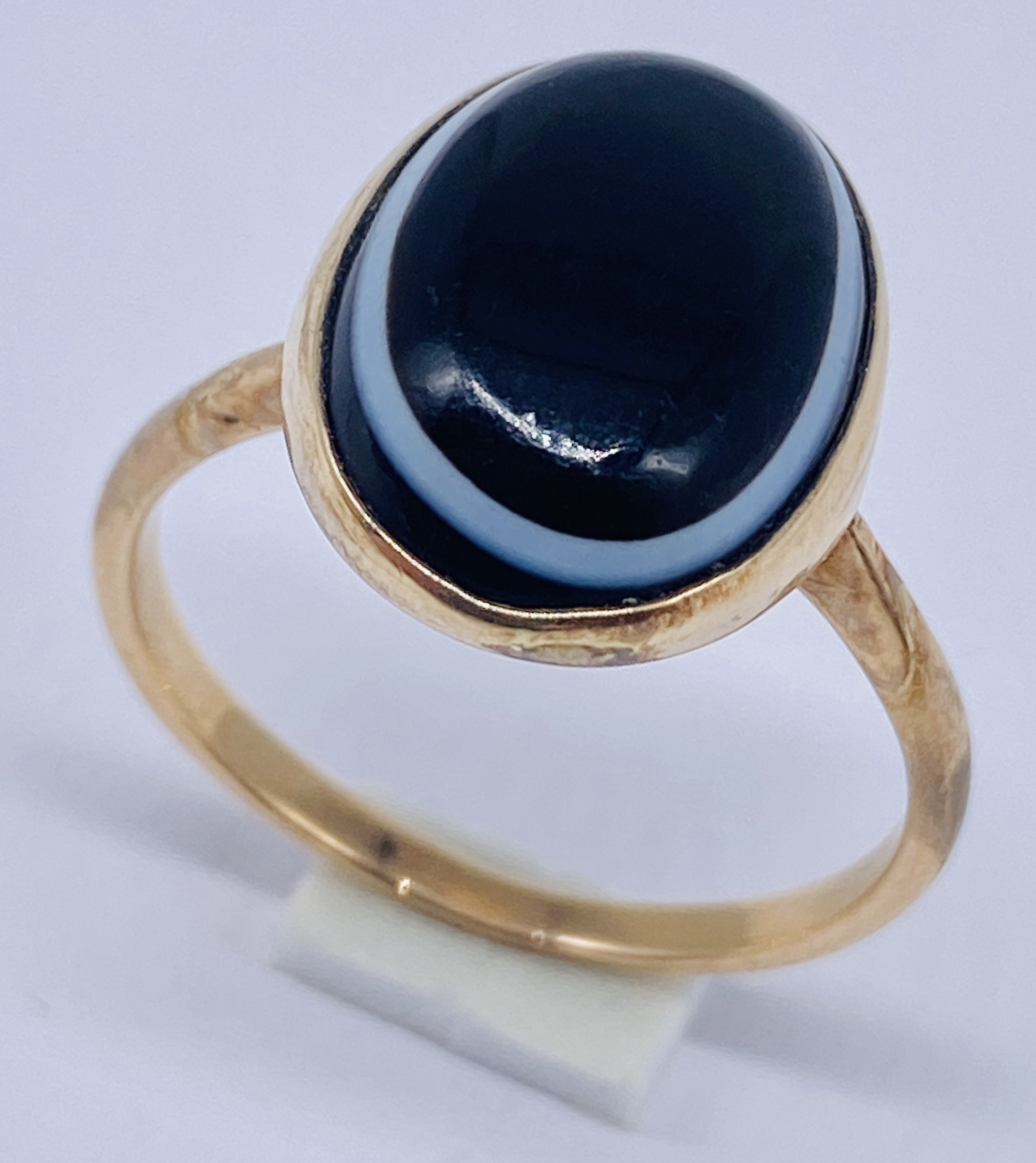 A tested 9ct gold ring set with banded agate, size P 1/2