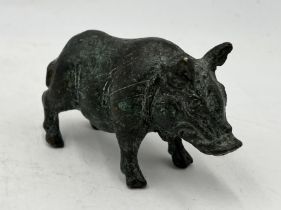 A small patinated bronze boar in the Han Dynasty style - 6.5cm x 10cm