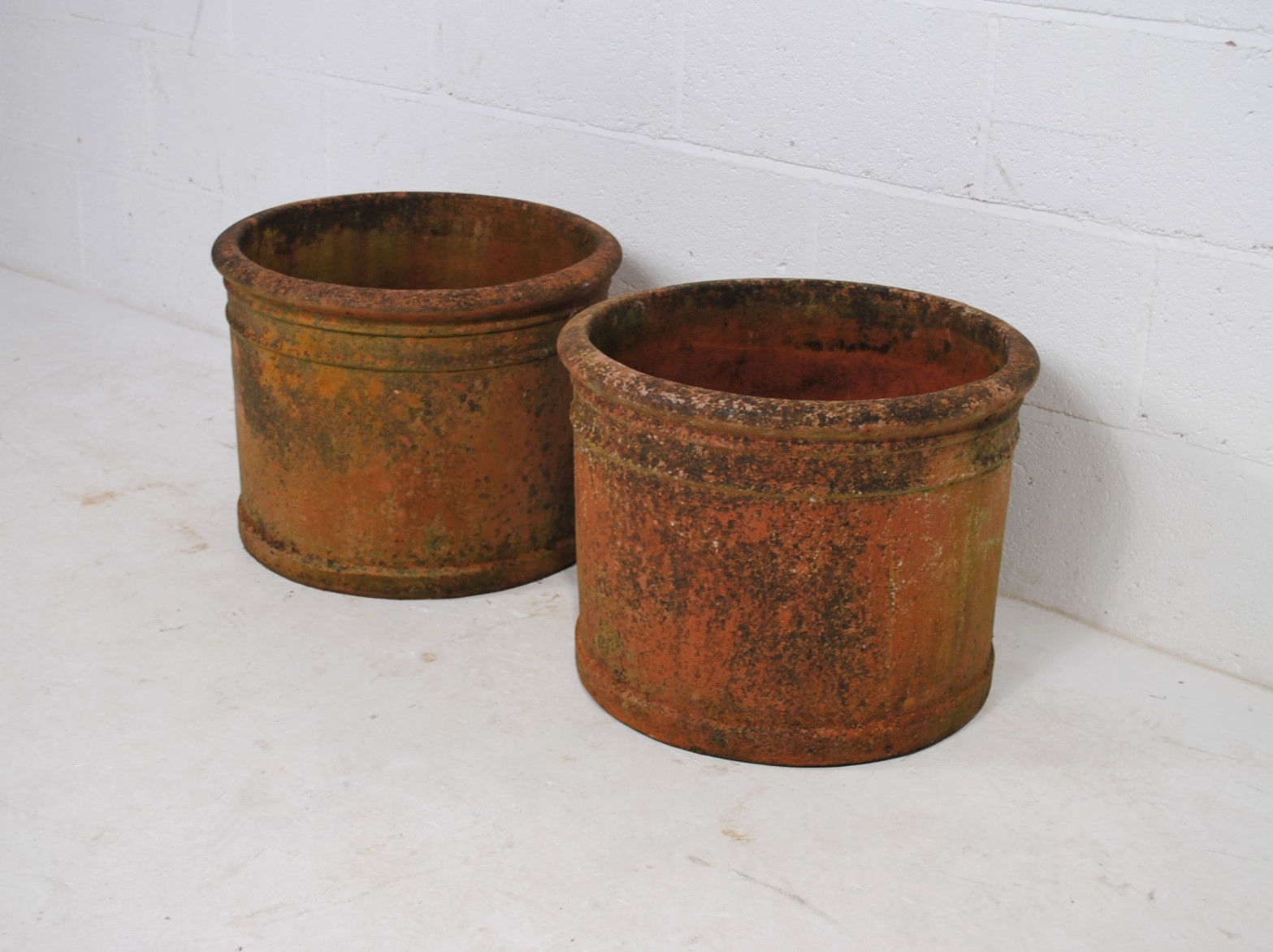 A pair of large weathered terracotta garden pots of cylindrical form - diameter 50cm, height 39cm - Image 2 of 4