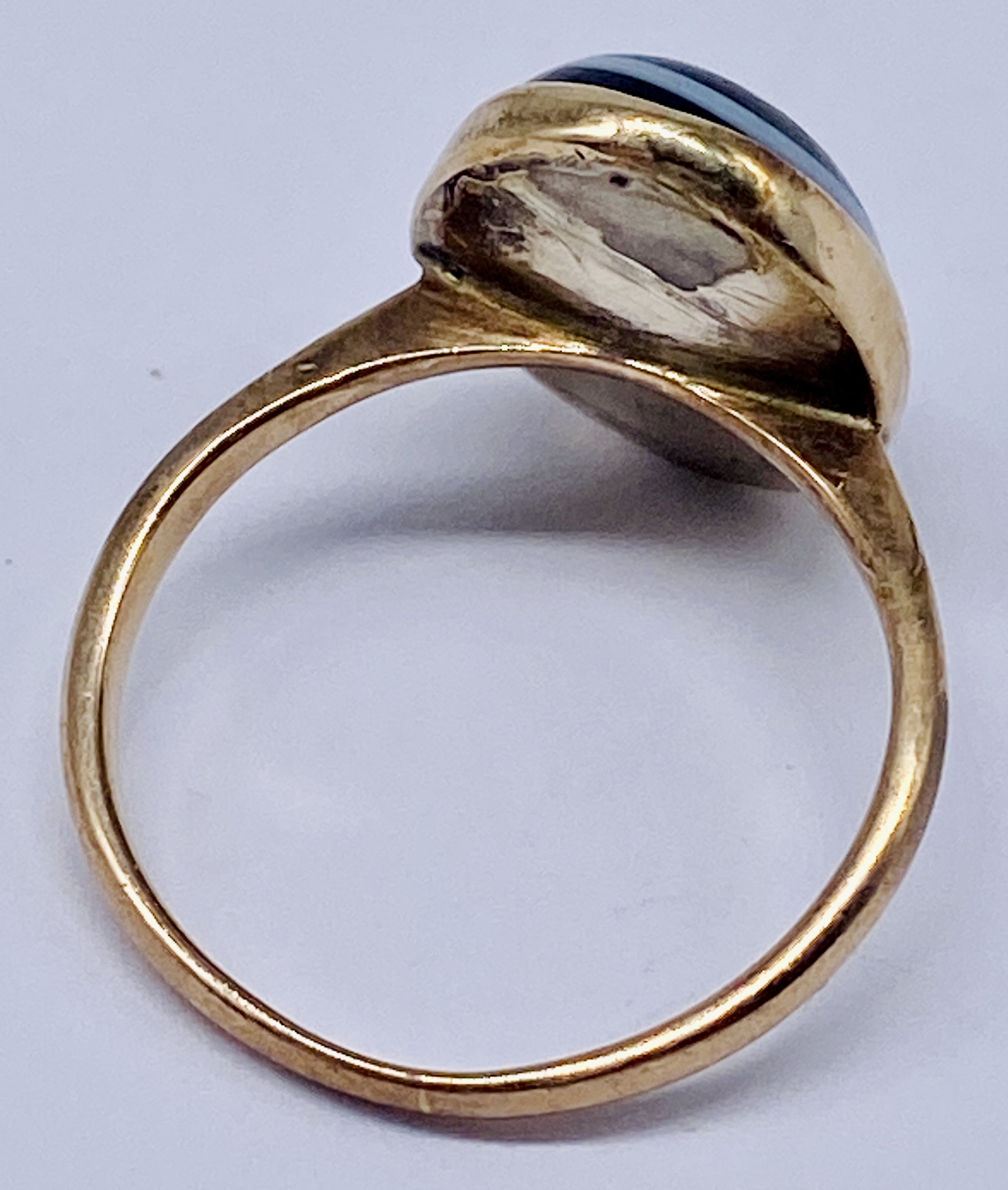 A tested 9ct gold ring set with banded agate, size P 1/2 - Image 2 of 3