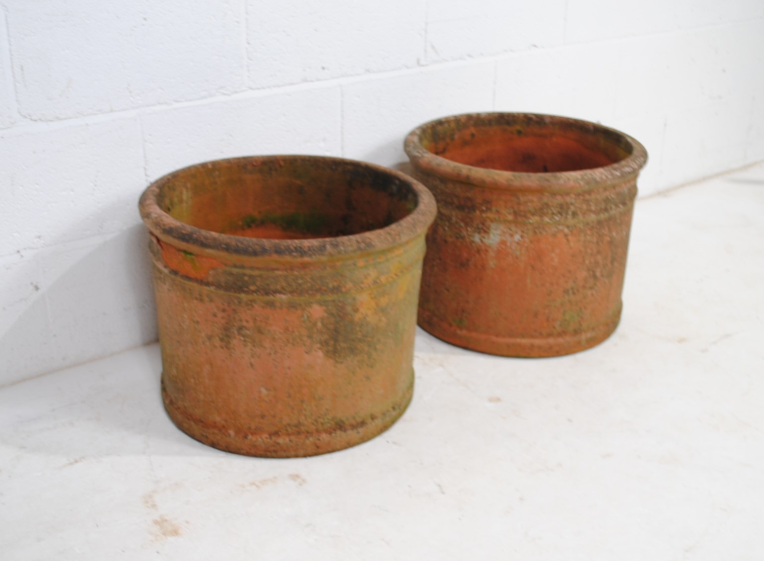 A pair of large weathered terracotta garden pots of cylindrical form - diameter 50cm, height 39cm - Image 3 of 4