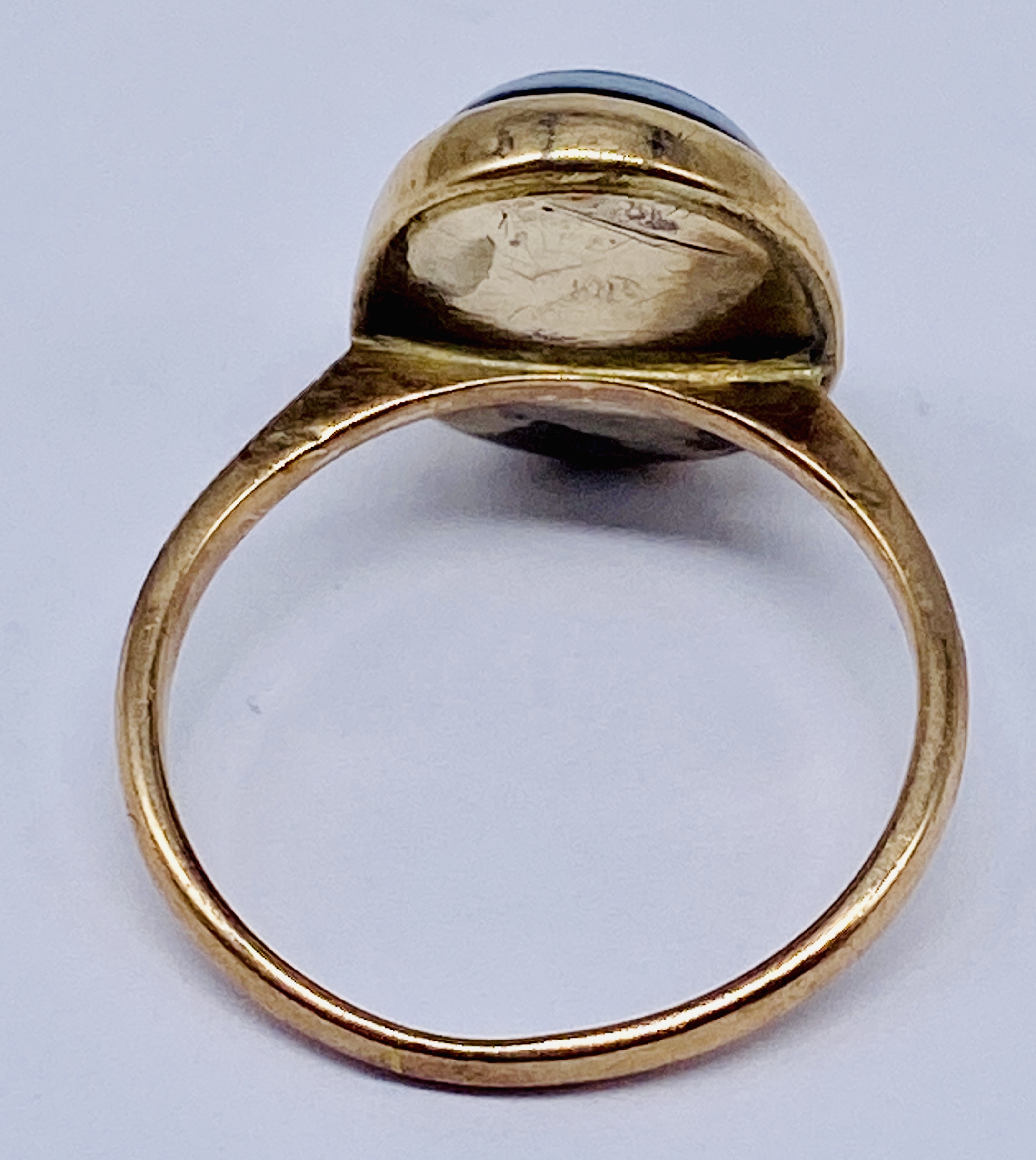 A tested 9ct gold ring set with banded agate, size P 1/2 - Image 3 of 3