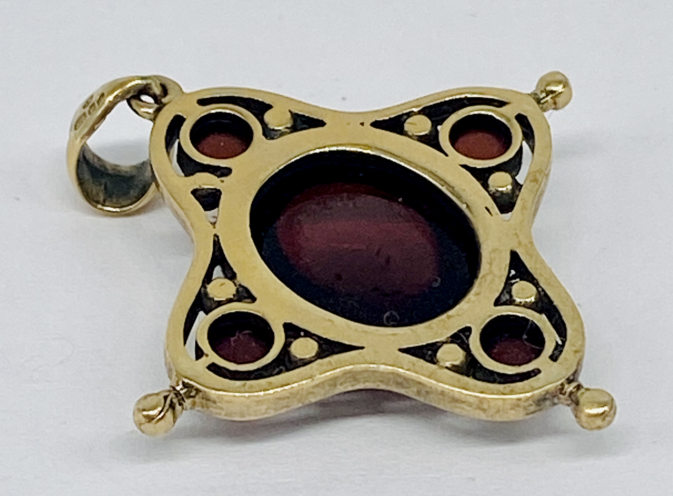 An antique 9ct gold pendant set with cabochon garnets - Image 2 of 2