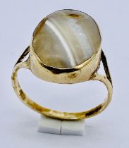 A 9ct gold ring set with an agate, size T 1/2