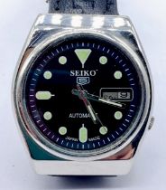 A Seiko 5 automatic wristwatch with date and day aperture