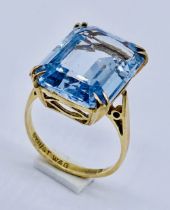 A 9ct gold ring set with a synthetic blue stone
