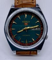 A Seiko 5 automatic wristwatch with date aperture on green dial