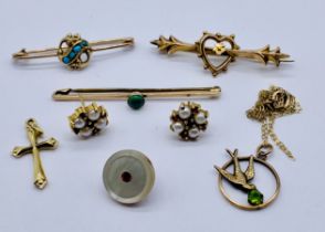 A small quantity of 9ct gold items including brooches, pendant and chain etc, total weight including