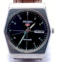 A Seiko 5 automatic wristwatch with day and date aperture