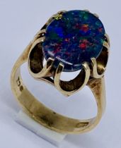 A 9ct gold ring set with an opal doublet, size M 1/2