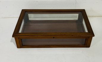 An inlaid table top display cabinet - length 71cm, depth 43cm, height 17cm