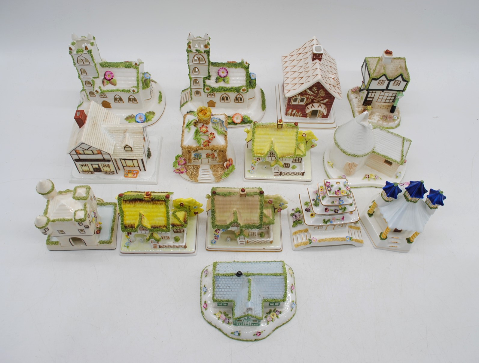 A collection of Coalport cottages - Image 3 of 4