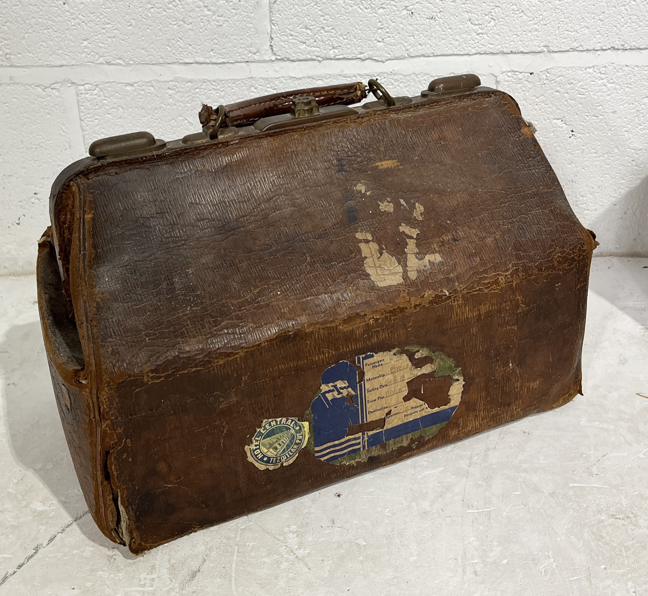 Three vintage leather cases including Gladstone bag, small suitcase etc. - Image 3 of 5