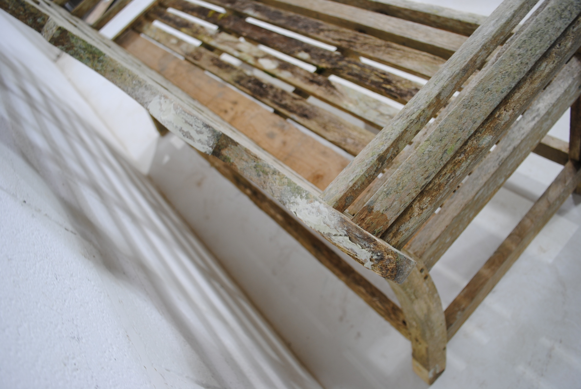 A weathered wooden Lutyens style garden bench - length 165cm - Image 10 of 10