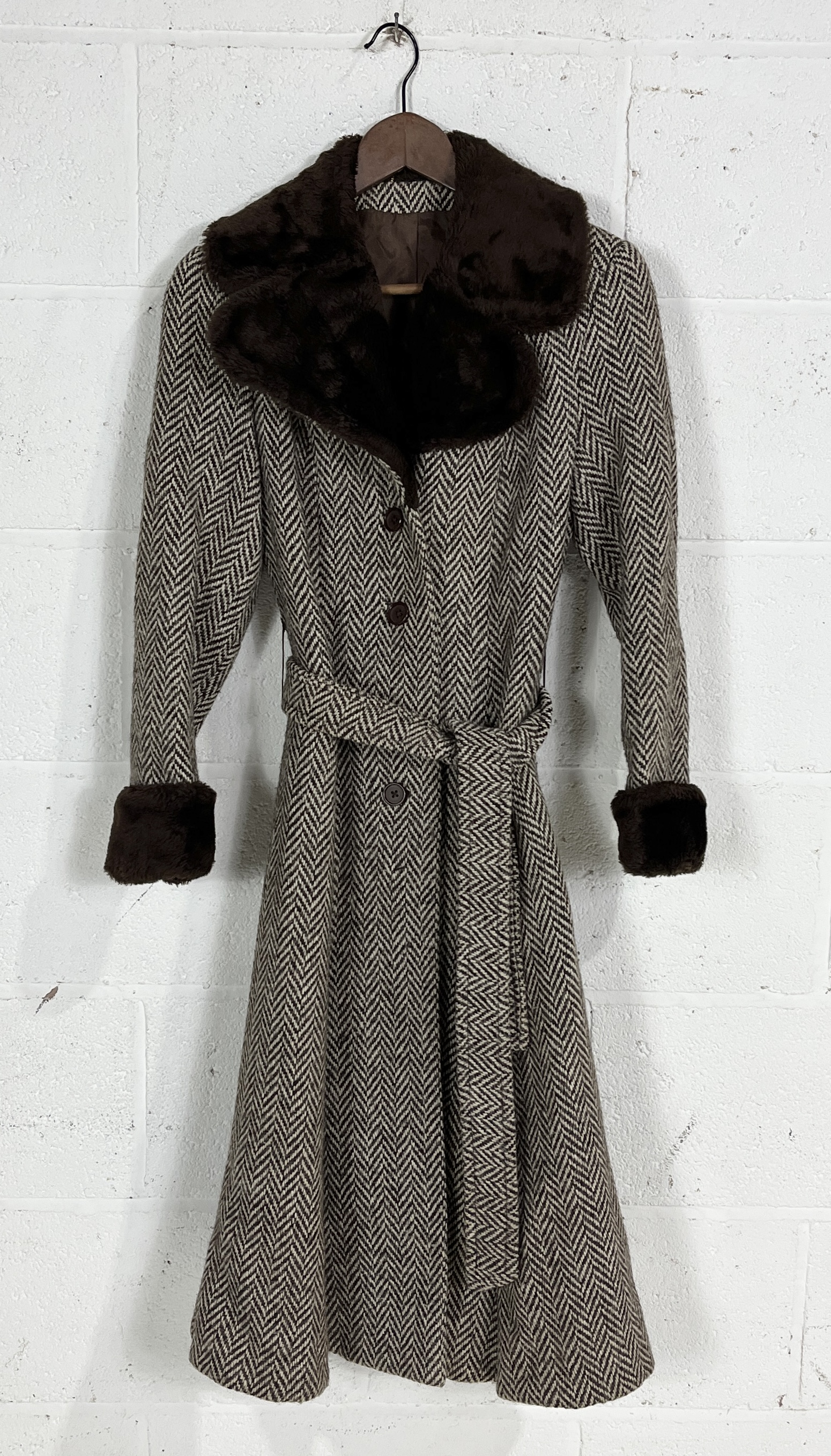 A collection of four vintage coats including long fur coat with hood made in Argentina, ladies fur - Image 9 of 16