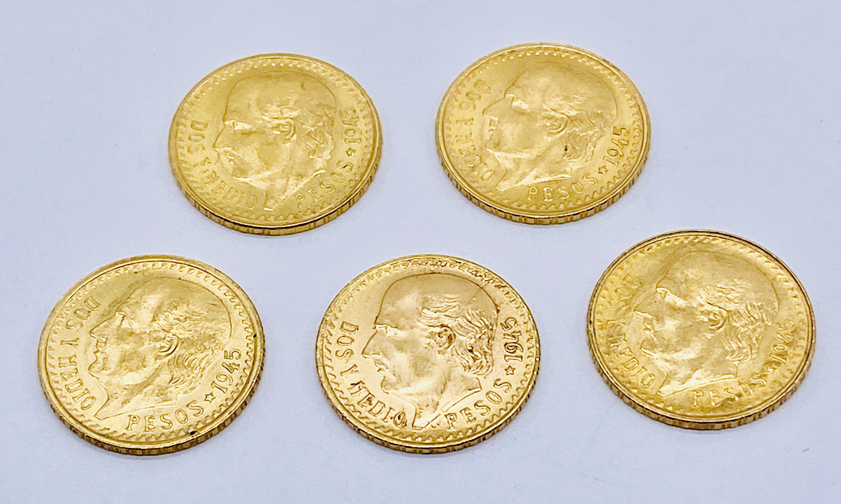 Five Mexican 2 1/2 Pesos gold coins, all dated 1945. total weight 10.5g