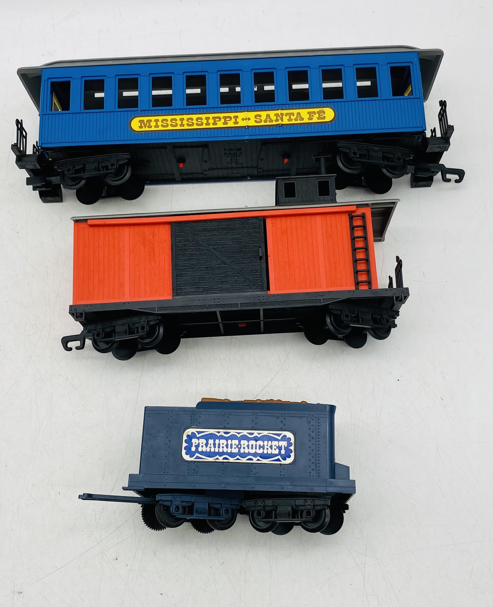 A small collection of model railway O gauge including three vintage tinplate carriages, boxed Hornby - Image 4 of 4