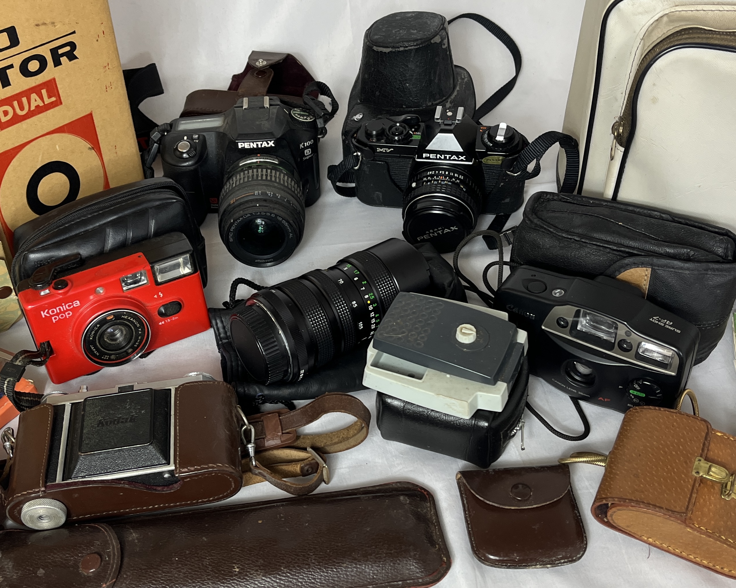 A collection of vintage cameras and camera equipment including Konica Pop, Pentax, Eumig etc. - Image 4 of 4