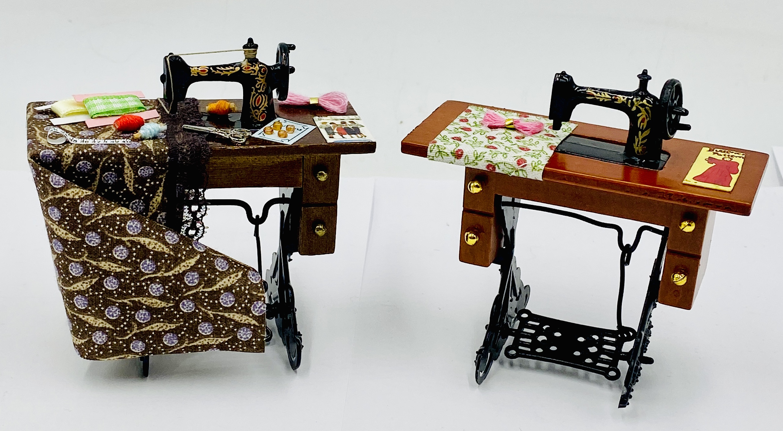 A collection of dolls house furniture and accessories including a ceramic bathroom suite, kitchen - Image 3 of 5