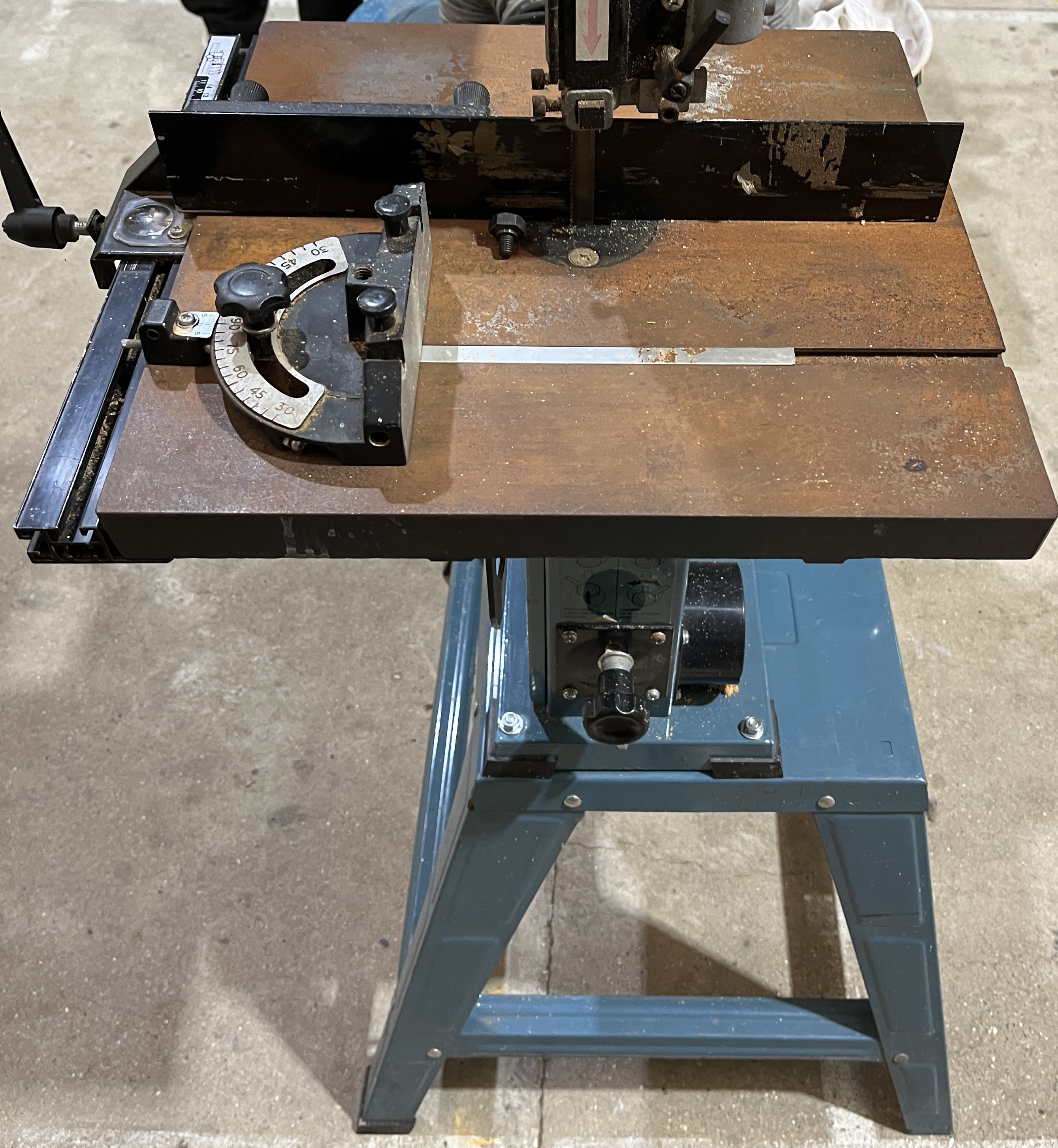 An Axminster Power Tools floorstanding band saw along with a dust extractor - Image 4 of 6