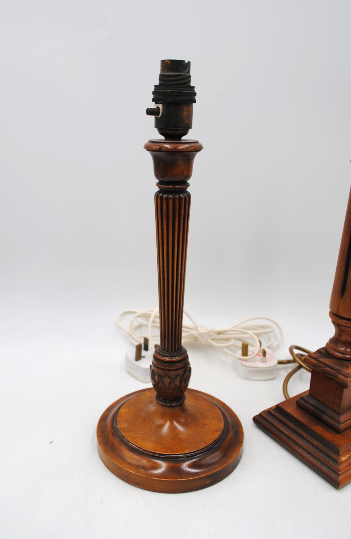 A wooden table lamp with fluted column decoration, along with another wooden table lamp - Image 3 of 3