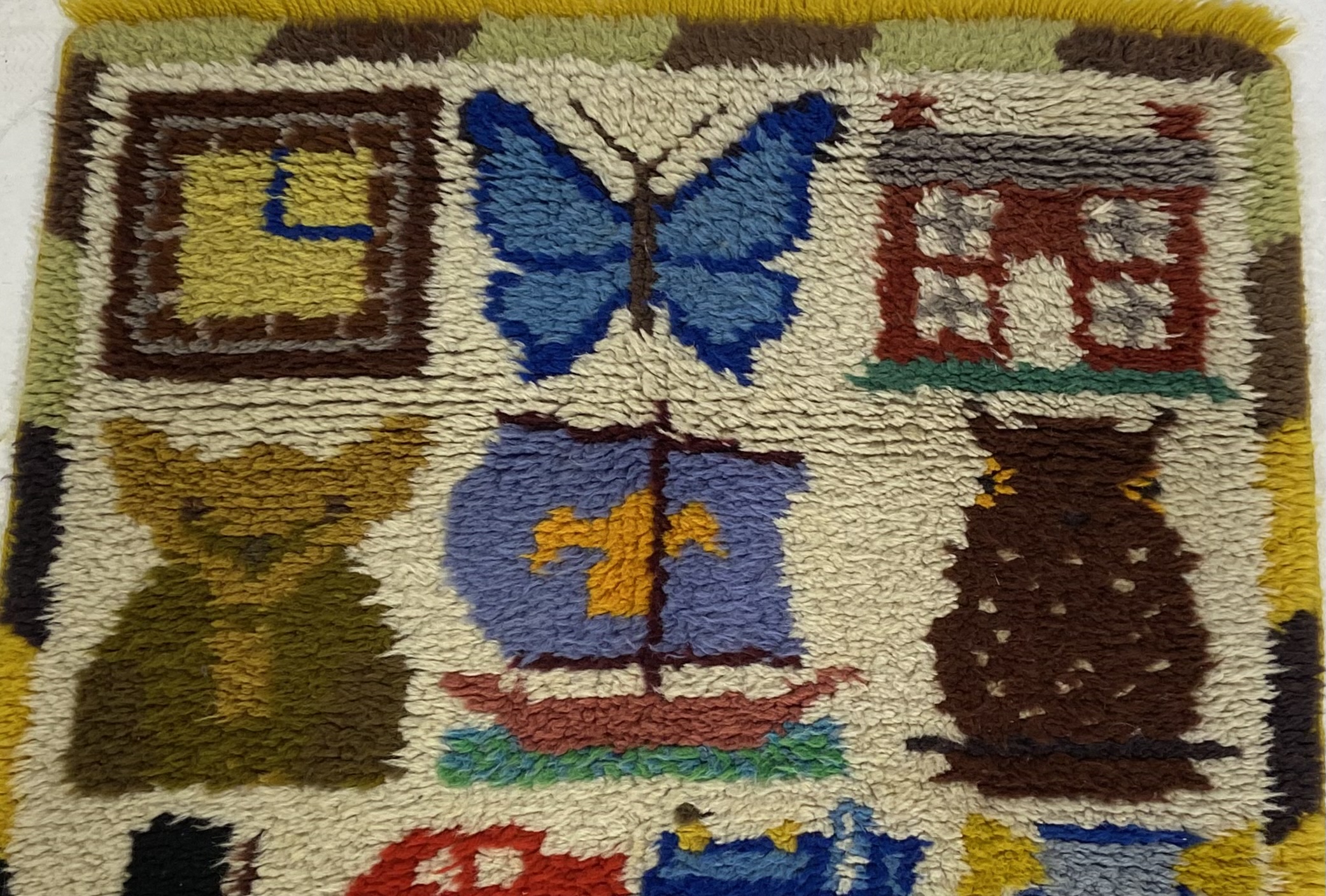 A vintage children's wool rug depicting animals/tots etc. - Image 4 of 5